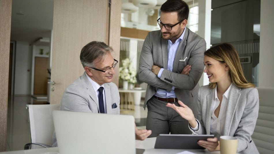Equipo profesional de Indumexo en oficina